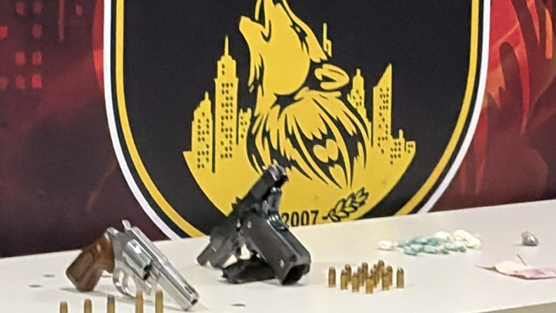 Dupla suspeita de integrar facção é presa com armas e drogas durante rondas policiais