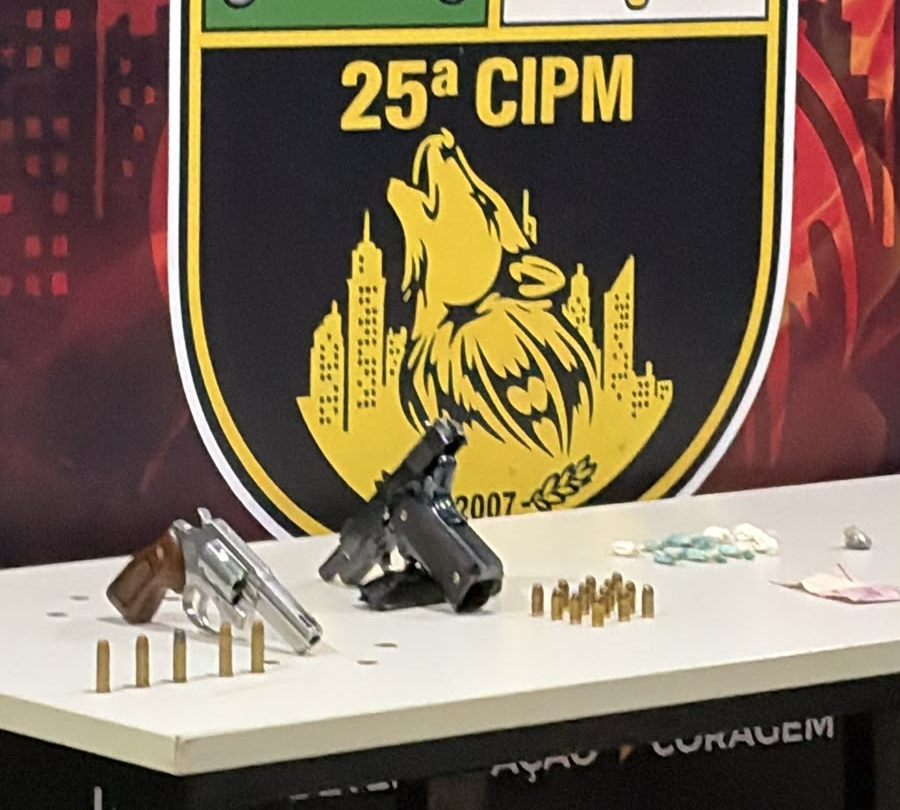 Dupla suspeita de integrar facção é presa com armas e drogas durante rondas policiais