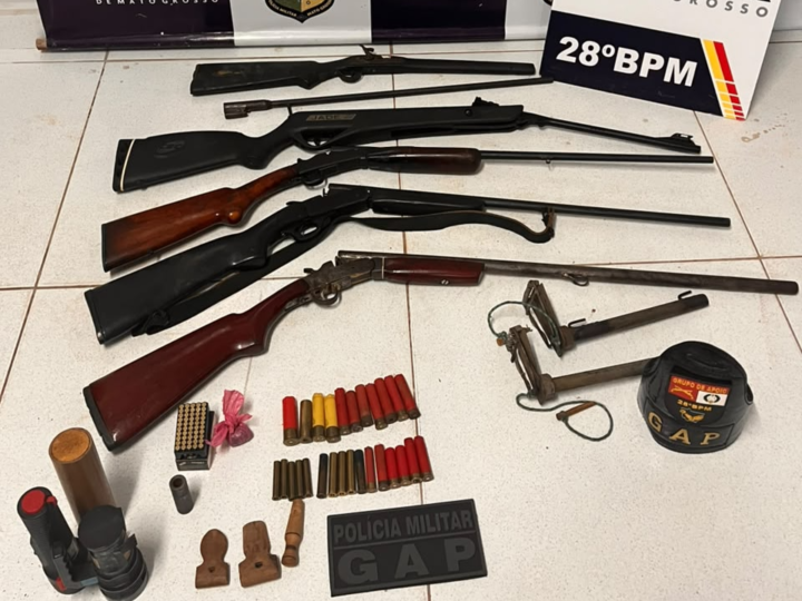 Denúncia leva PM a encontrar cinco armas e mais de 50 munições; três pessoas são conduzidas