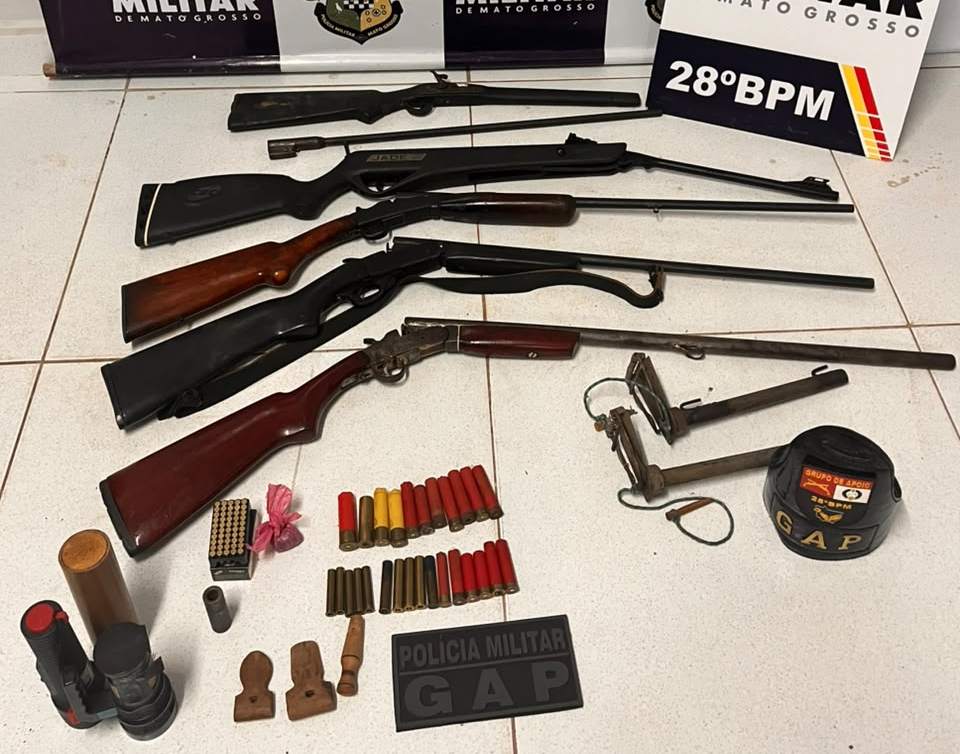 Denúncia leva PM a encontrar cinco armas e mais de 50 munições; três pessoas são conduzidas
