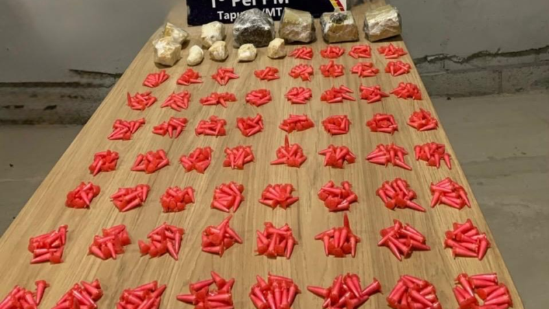 PM apreende mais de 600 porções de drogas e detém dois adolescentes
