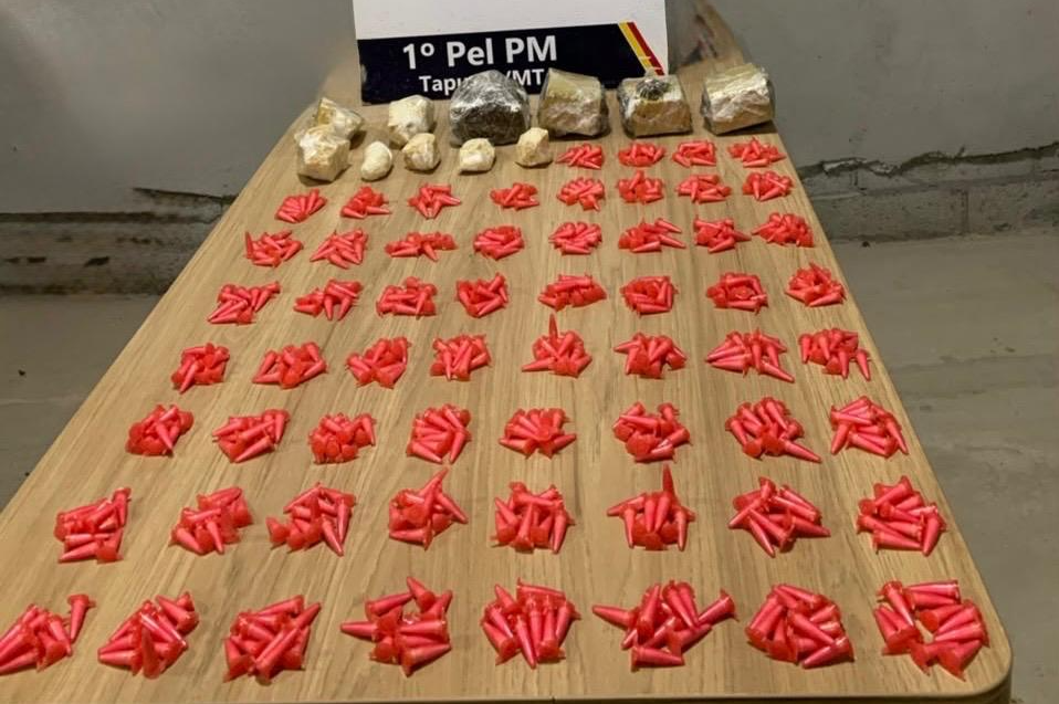 PM apreende mais de 600 porções de drogas e detém dois adolescentes