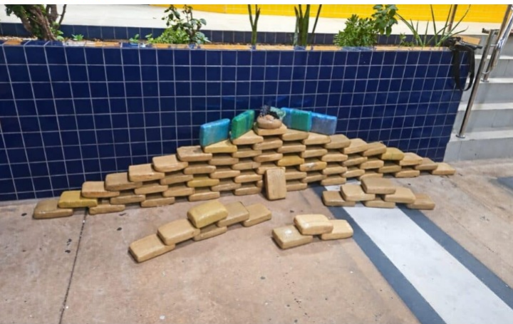 Documento falso levanta suspeita e PRF encontra quase 80 kg de drogas em caminhonete