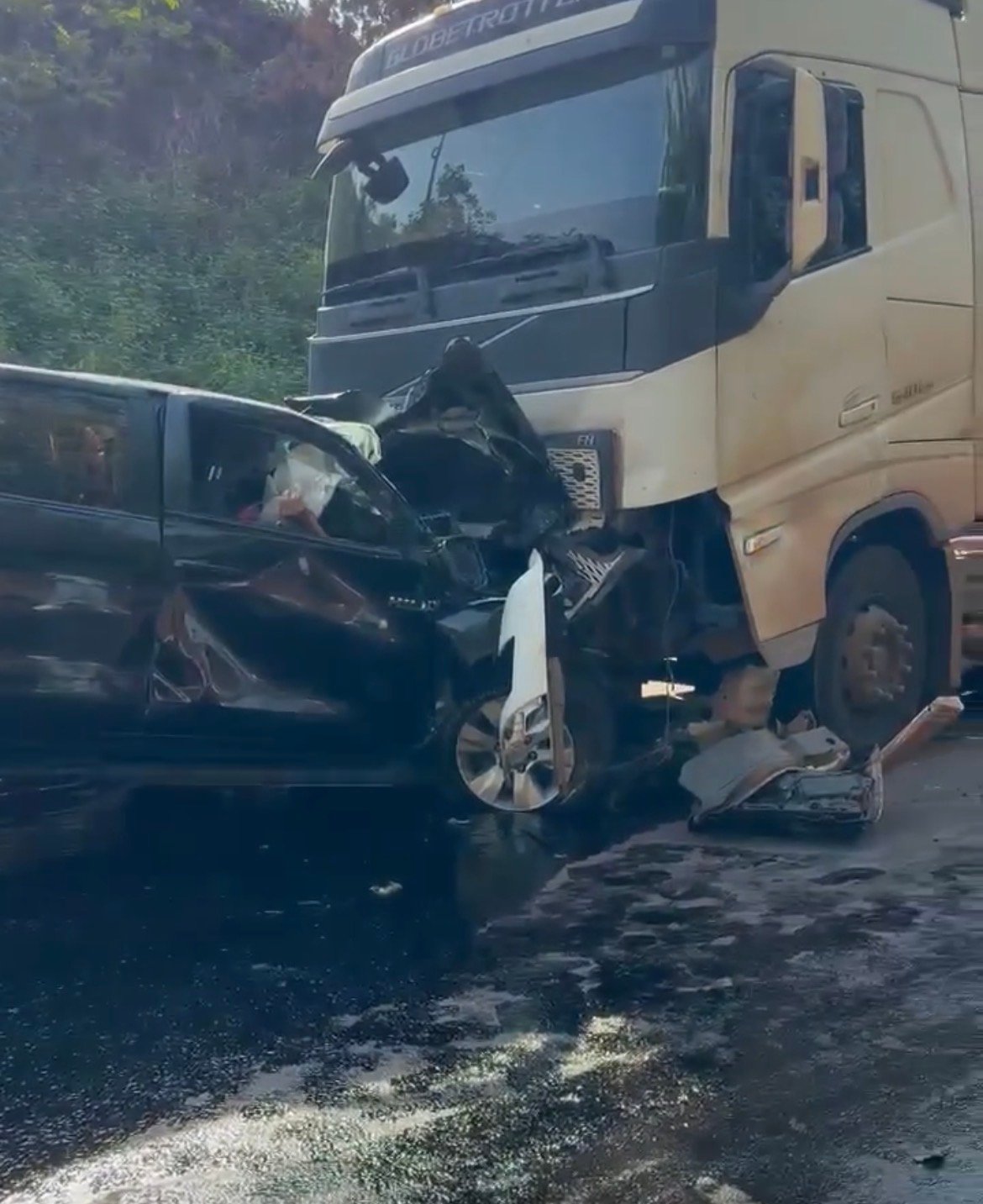 GRAVE ACIDENTE NA BR-163: COLISÃO FRONTAL ENTRE HILUX E CARRETA DEIXA QUATRO MORTOS NO NORTÃO