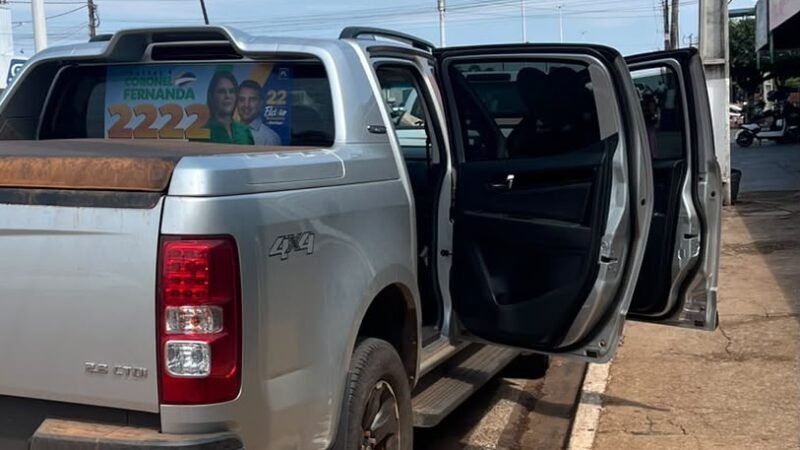 Mulher é conduzida à delegacia após denúncia de distribuição de santinhos em dia de votação