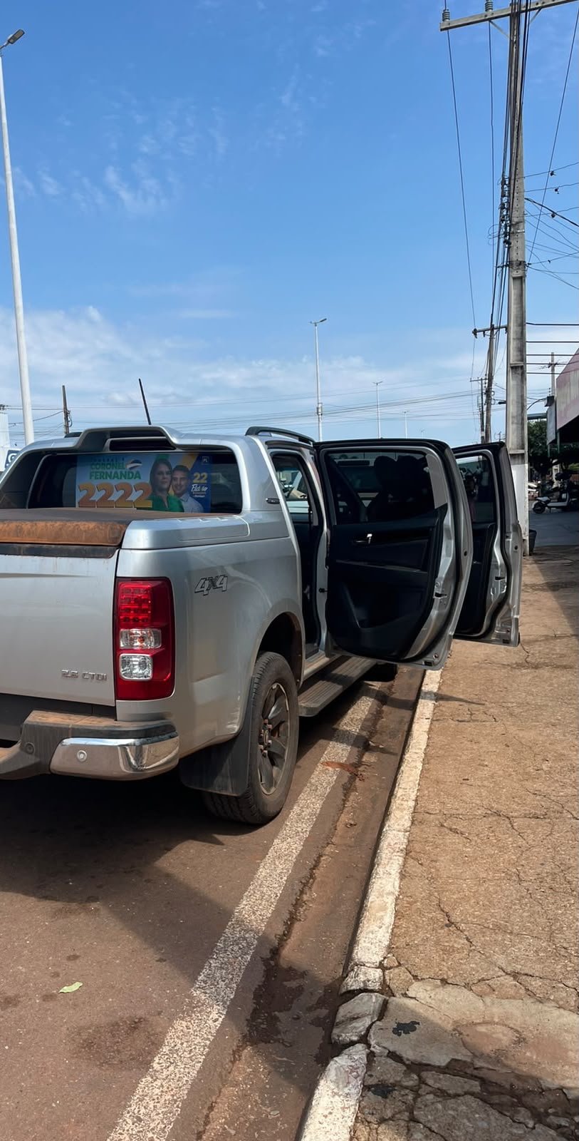 Mulher é conduzida à delegacia após denúncia de distribuição de santinhos em dia de votação