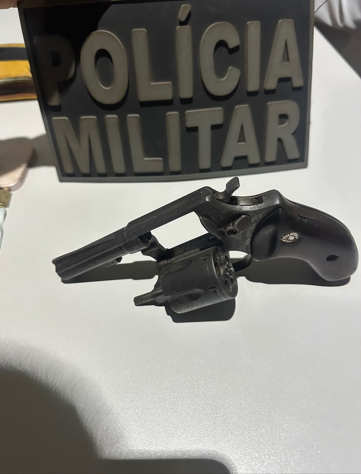 Homem é preso após efetuar disparos de arma de fogo em bar no Nortão; revólver é apreendido