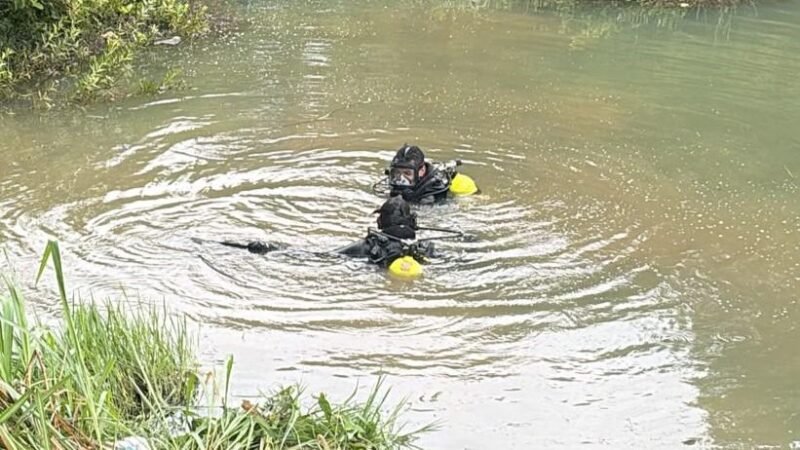 Acidente na BR-163: bombeiros retiram carro que caiu em lago em Lucas do Rio Verde