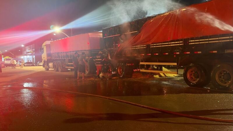 Carreta carregada de milho pega fogo em Peixoto de Azevedo