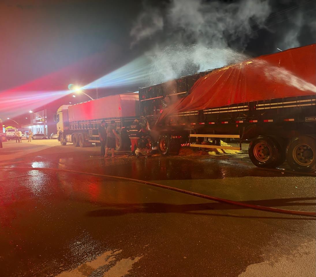 Carreta carregada de milho pega fogo em Peixoto de Azevedo