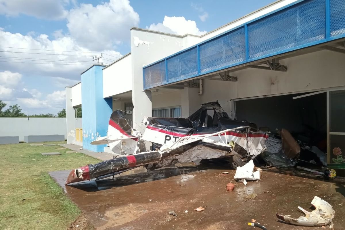 Avião agrícola cai sobre creche e assusta moradores em Mato Grosso