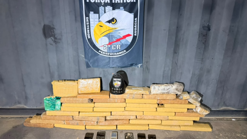 Mais de 40 tabletes de drogas são encontrados enterrados e dois homens acabam presos