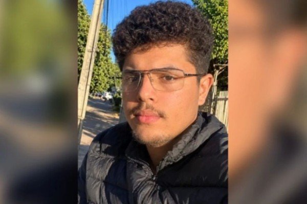 Jovem é encontrado morto com corpo queimado entre pneus