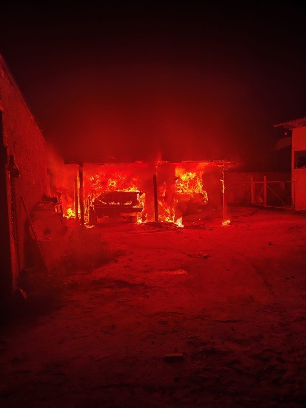 Guarantã: Incêndio atinge caminhonete, carro e motocicleta em garagem de residência no Bairro Santa Marta