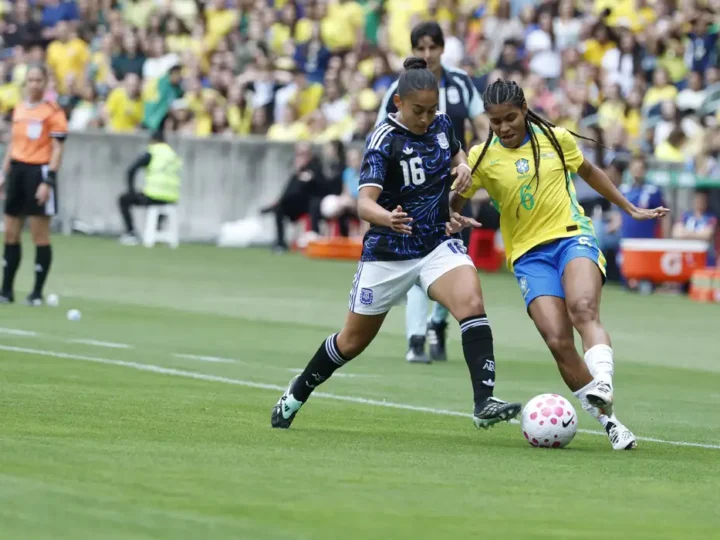 Após cortes, seleção feminina chega a Recife para encarar Argentina