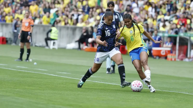 Após cortes, seleção feminina chega a Recife para encarar Argentina