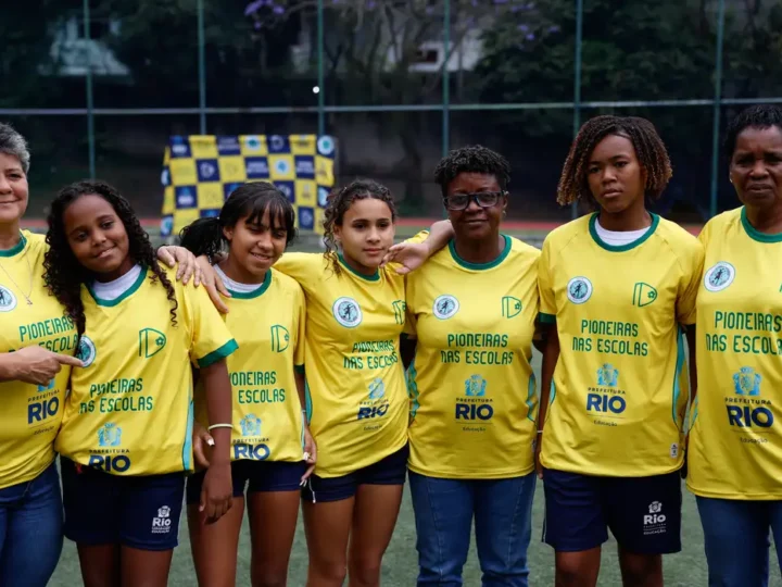 Ex-jogadoras da seleção de futebol incentivam alunas em escolas do Rio