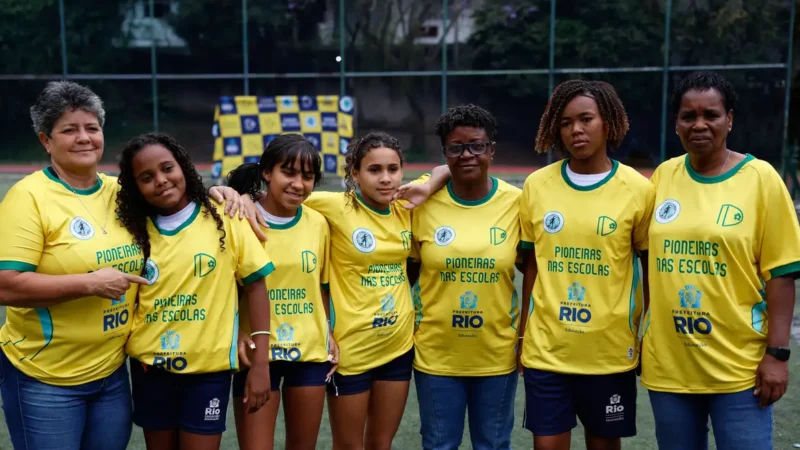 Ex-jogadoras da seleção de futebol incentivam alunas em escolas do Rio