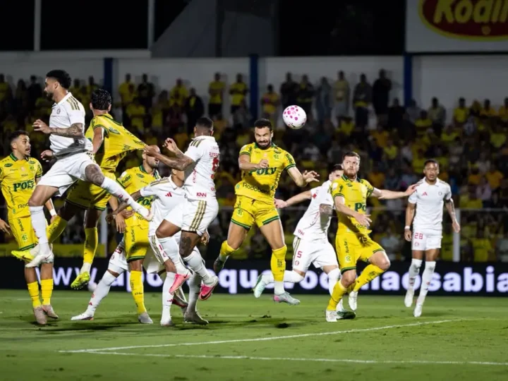 Com um a mais, Mirassol vence e complica Internacional no Brasileirão