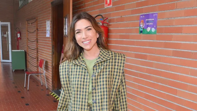 Patricia Abravanel aparece sem aliança em vídeo de bastidores do Show do Milhão