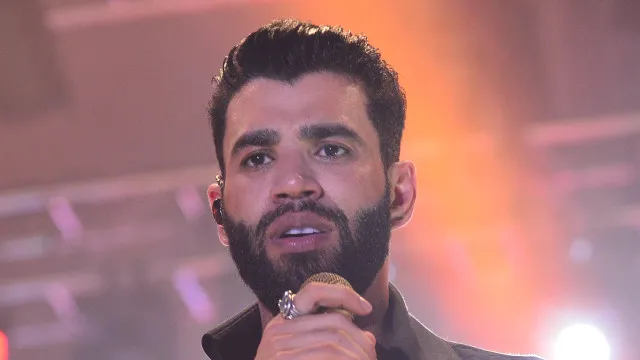 Gusttavo Lima terá de indenizar fã expulsa de show após ‘fazer o L’