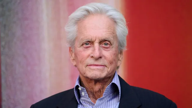 Michael Douglas diz que, em briga, mandou Julia Roberts enfiar o Globo de Ouro ‘onde o sol nunca brilha’