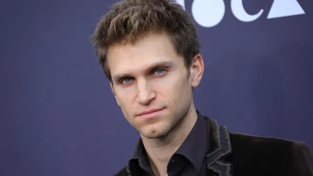 Ator de ‘Pretty Little Liars’ é agredido durante assalto nos EUA
