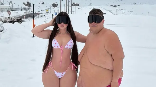 Gordão da XJ posa de sunga na neve com noiva de biquíni; veja fotos