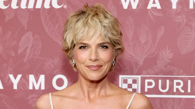 Selma Blair é detida, hospitalizada e acusada de agressões após voo
