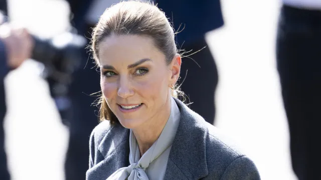 Kate Middleton e a princesa Charlotte são filmadas no metrô de Londres, no Reino Unido