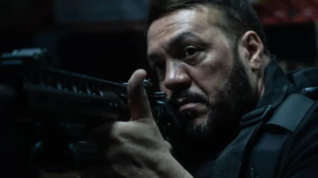 Belo sofre acidente com artefato de fogo em gravação de série da Globo