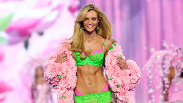 Após 17 anos afastada, Carol Trentini volta ao Victoria’s Secret Fashion Show