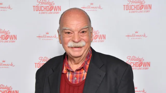 Morre Richard Riehle, ator de ‘Como Enlouquecer Seu Chefe’, aos 78