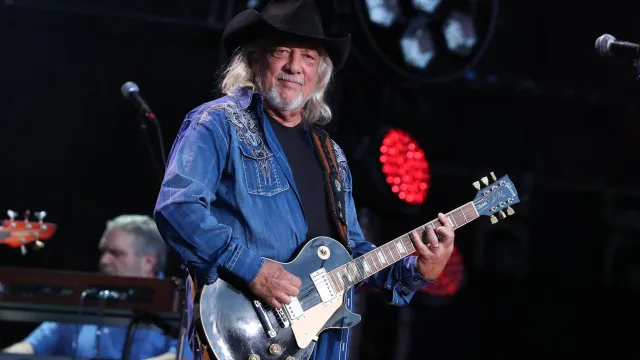 Morre o cantor country John Anderson, de ‘Swingin” e ‘Seminole Wind’, aos 71 anos