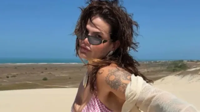 Thais Carla posa de topless e exibe marquinha de biquíni