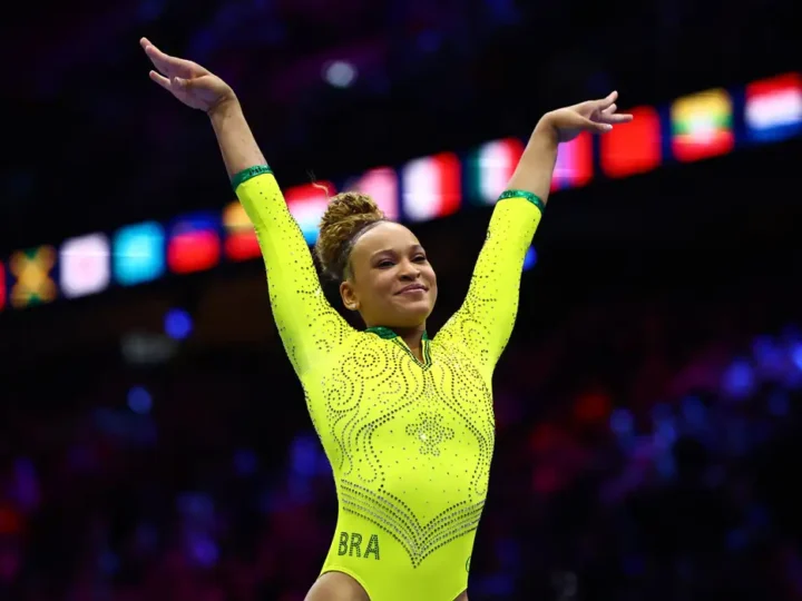 Rebeca, Flavinha e Lorrane avançam às finais do Mundial de Ginástica