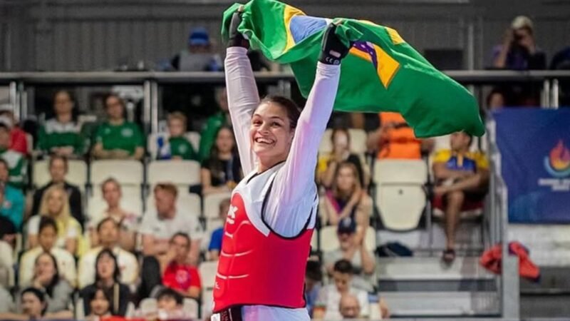 Maria Clara Pacheco é campeã da 3ª etapa do Grand Prix, em Paris
